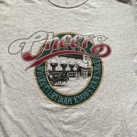 💥HOST PICK💥 🍻 📺 Vintage Cheers TV Show Herald Grey Graphic Tee 📺 🍻 - Picture 9 of 11
